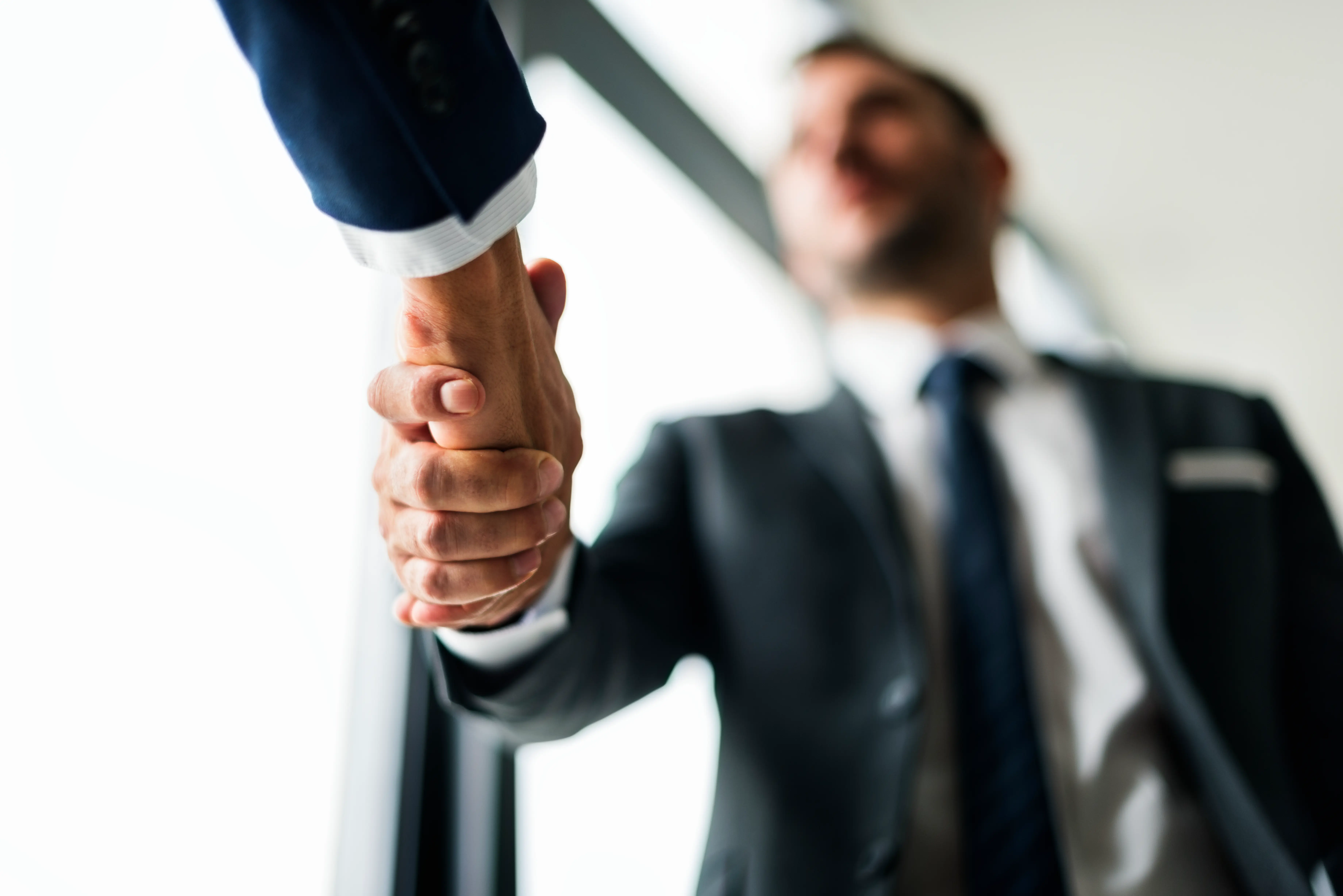 همکاری و دست دادن در تراز CRM - نماد اعتماد و شراکت با مشتریان